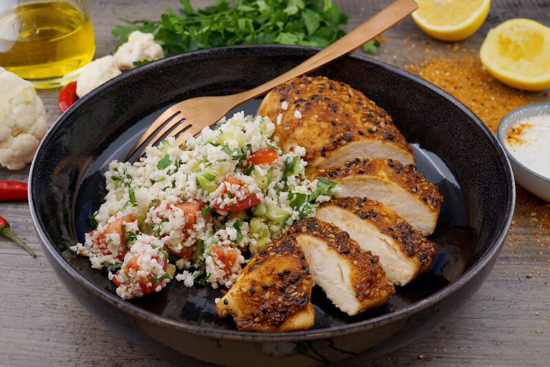  Crusted Dukkah Chicken mit Blumenkohl Tabouleh