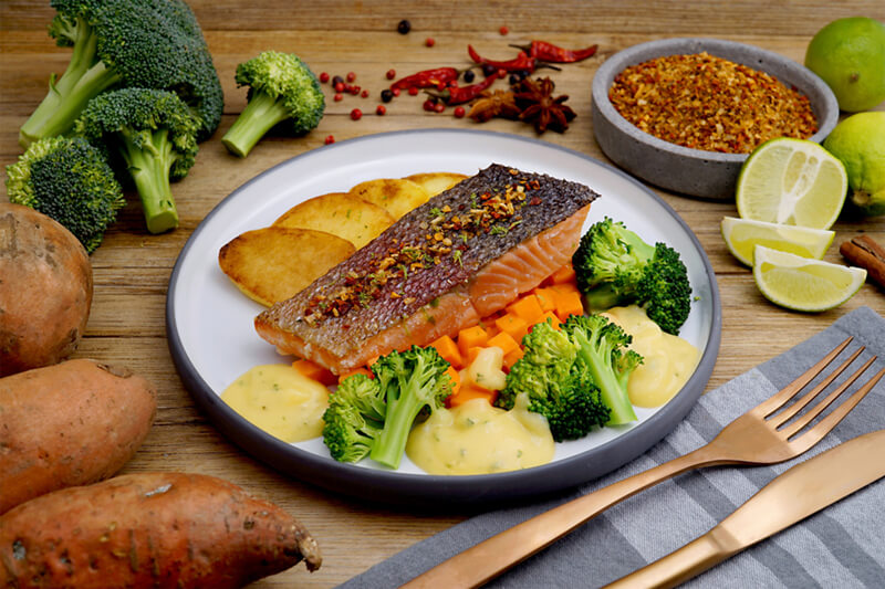 Lachs Steak mit Sauce Béarnaise mit Süsskartoffeln und Brokkoli